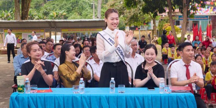 Miss Cosmo Vietnam 2026 Đỗ Cẩm Ly trao 100 suất học bổng và quà tặng tại quê nhà