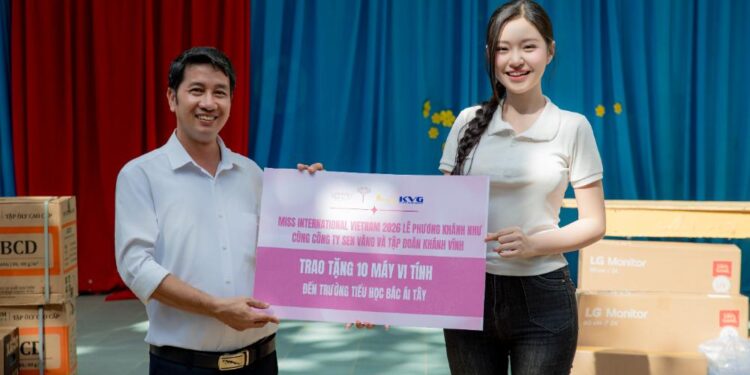 Á Hậu Lê Phương Khánh Như trao 10 máy vi tính và 1000 tập vở cho học sinh tại Khánh Hòa