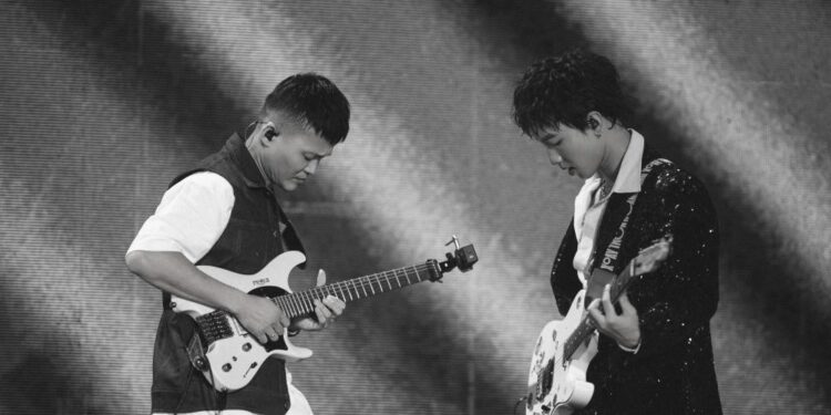 Nhìn lại sân khấu chuẩn quốc tế Xoay Tròn Concert của Hoàng Dũng có gì?