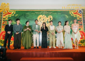 Võ Tấn Phát nhòa lệ chạy xuống hàng ghế khán giả ôm chặt mẹ trong đêm ra mắt “Lên Hương”