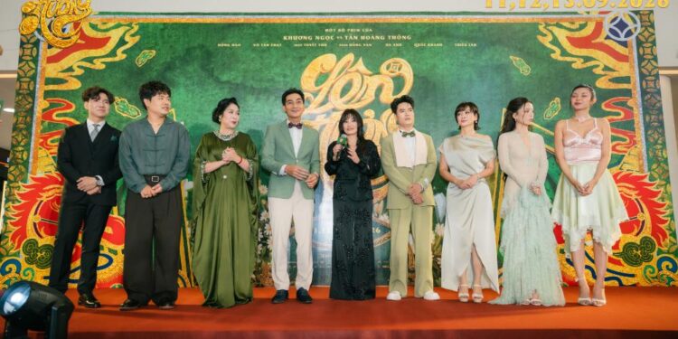 Võ Tấn Phát nhòa lệ chạy xuống hàng ghế khán giả ôm chặt mẹ trong đêm ra mắt “Lên Hương”