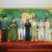 Võ Tấn Phát nhòa lệ chạy xuống hàng ghế khán giả ôm chặt mẹ trong đêm ra mắt “Lên Hương”