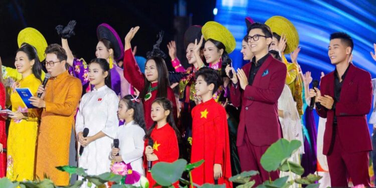 Bùi Khâu Minh Triết- Từ sao nhí đắt show nhất Việt Nam đến gương mặt quen thuộc bên cạnh loạt ca sĩ hàng đầu Vbiz