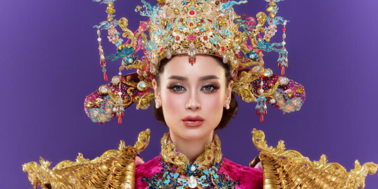 Hoa Hậu Emoura Phạm trình diễn Trang phục Dân Tộc gần 20 Kg