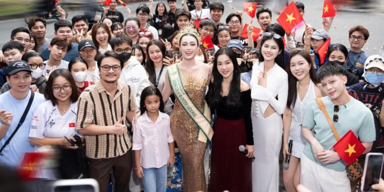 Sau hành trình quốc tế, Emoura Phạm về Việt Nam trong vòng tay người hâm mộ