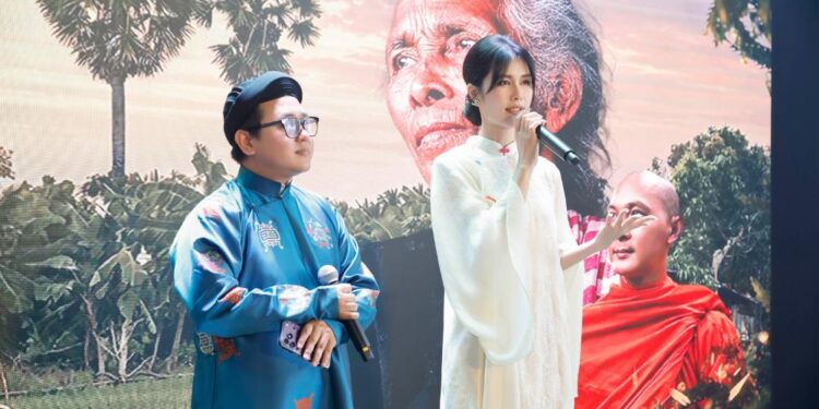 Sau bức tranh hoa sen thiết lập kỷ lục Việt Nam, Phúc Anh tiếp tục quay lại với dự án “54 Dân Tộc Việt Nam” với MV “Mẹ Cò”